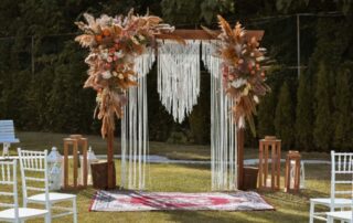 Une arche de mariage décorée en mode DIY