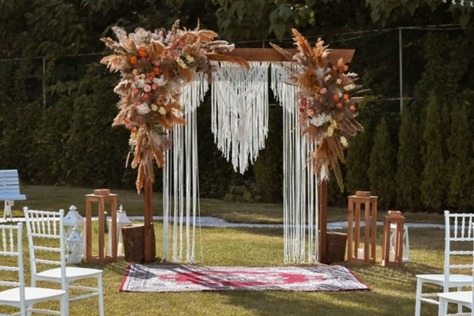 Une arche de mariage décorée en mode DIY