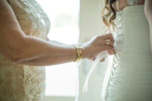 Essayage de robes dans les salons du mariage