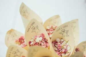 Des cornets de pétales de fleurs à lancer à la sortie des mariés