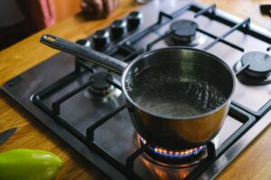 casserole eau chaude pour retirer cire de bougie